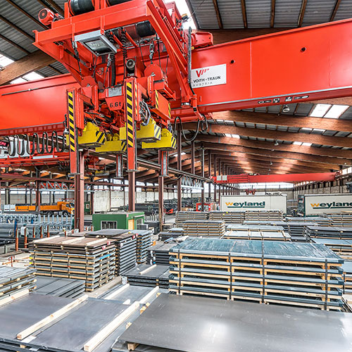 Weyland Lagerhalle Stahl – Tafelbleche und moderner Kran für effiziente Lagerlogistik