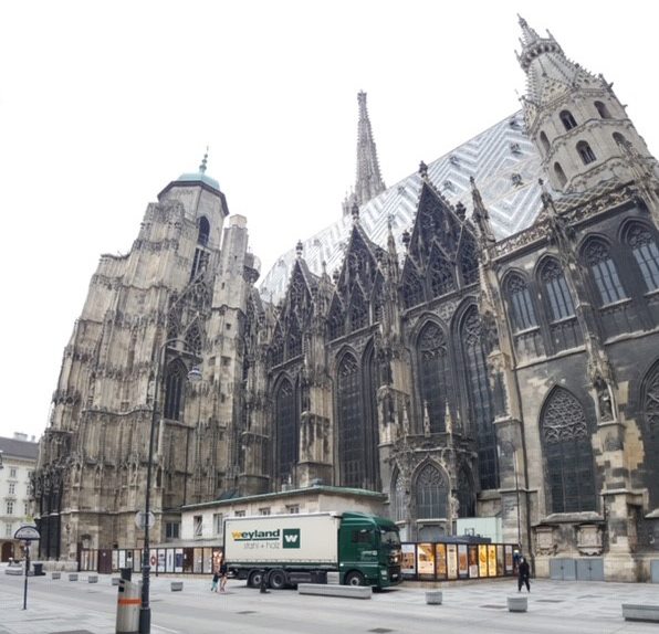 Stephansdom Weyland Wien LKW