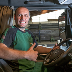 Weyland Lkw-Fahrer im Unternehmens-Lkw, bereit für die Auslieferung
